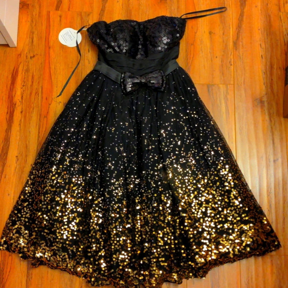 Sleeveless short black dress